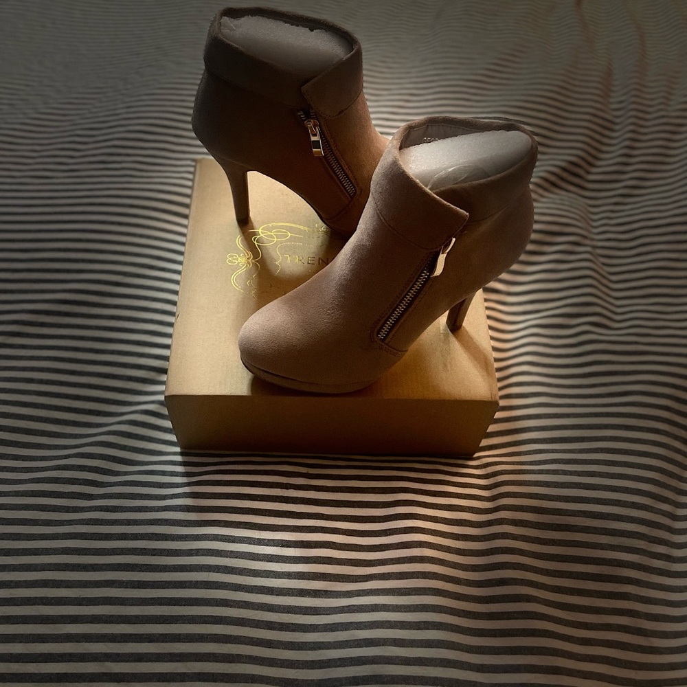 Brand new in box. Trends. Size US 6.5 women. - Picture 2 of 15